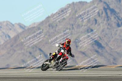 media/Dec-01-2025-Moto Forza (Mon) [[2daa91e15f]]/3-Beginner Group/Session 4 Turn 9/